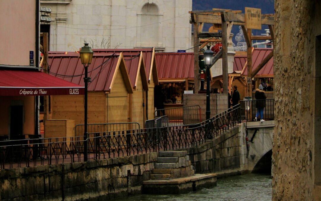 [DAUPHINE] Voie ferrée couverte, Unesco, marché de Noël « savoyard » : les promesses des candidats à Annecy sont-elles tenables ?